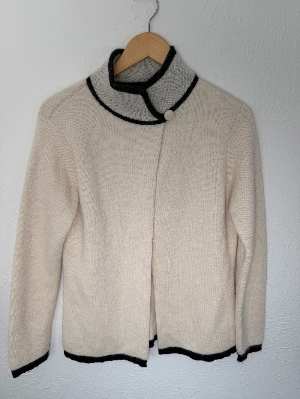 Intiwara Womens L 100% Baby Alpaca Cardigan Ivory Black Trim Made Peru